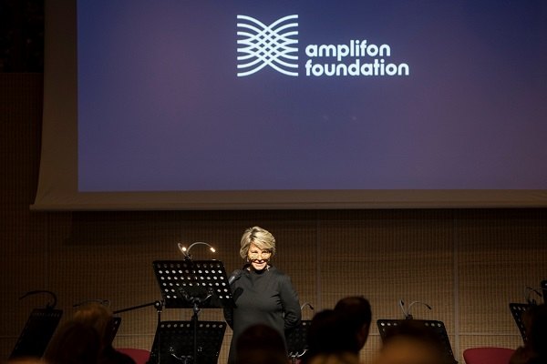 Susan Carol Holland: prende il via in Spagna il progetto “Ciao!” della Fondazione Amplifon
